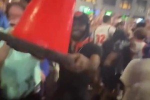 很危险！纽约街头球迷庆祝，将路障直接扔到人的头顶！